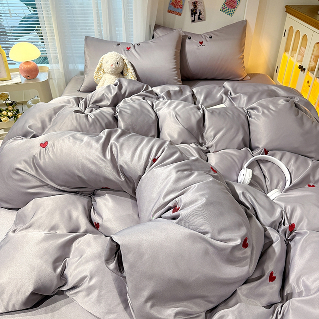 91家纺网 家纺一手货源 找家纺 色鬼布艺高端家居主号 2026春夏新款小清新元气刺绣水洗真丝四件套 爱心-灰