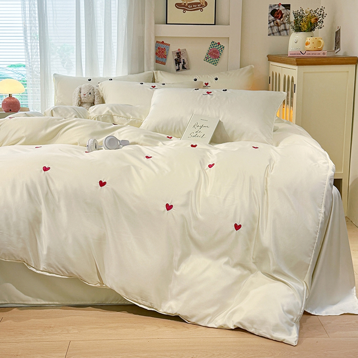 91家纺网 家纺一手货源 找家纺 色鬼布艺高端家居主号 2026春夏新款小清新元气刺绣水洗真丝四件套 爱心-奶白