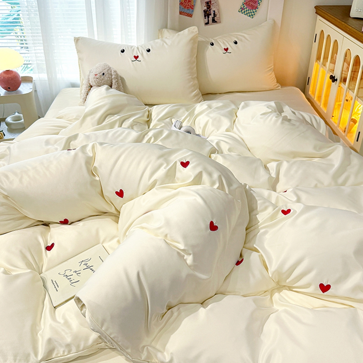 91家纺网 家纺一手货源 找家纺 色鬼布艺高端家居主号 2026春夏新款小清新元气刺绣水洗真丝四件套 爱心-奶白