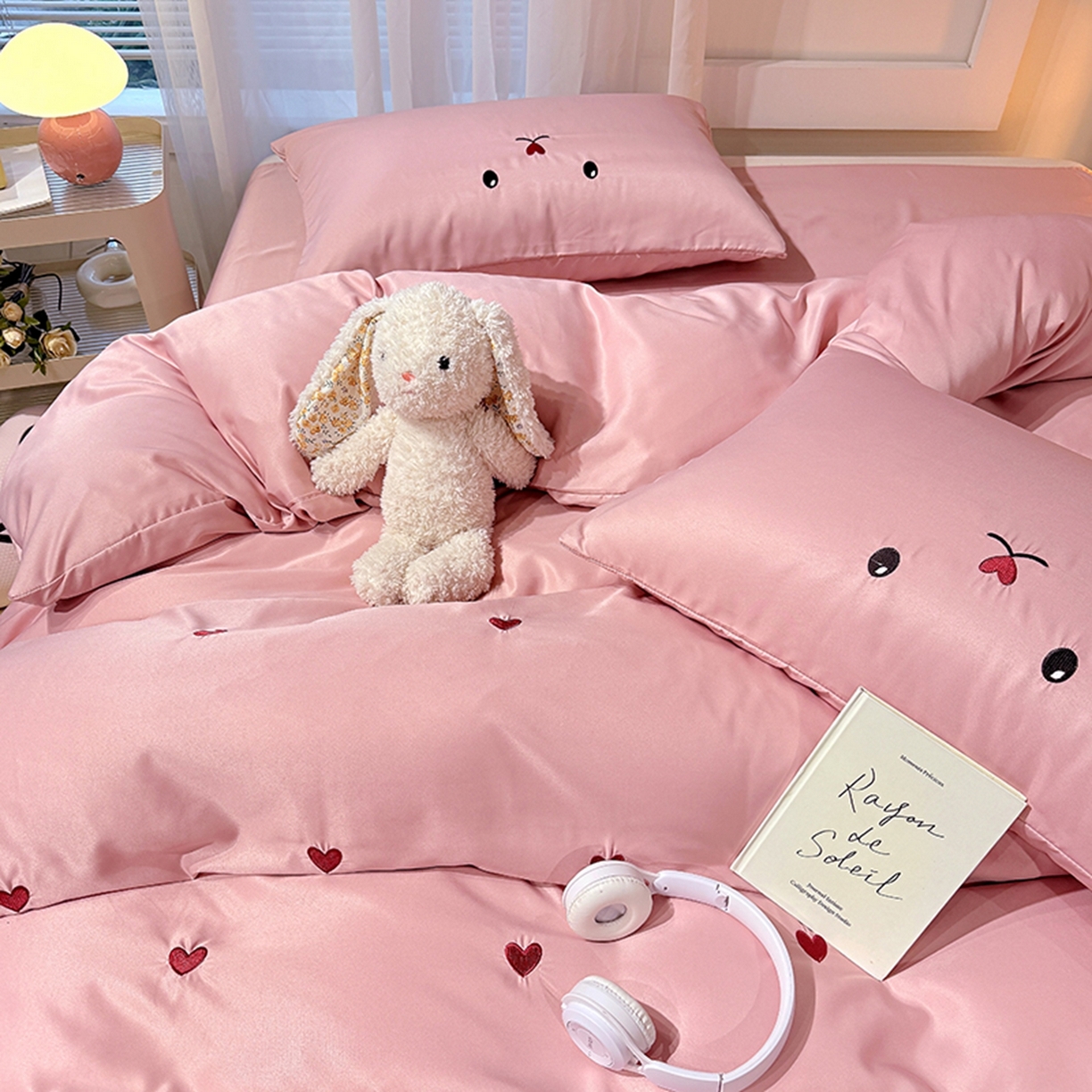 91家纺网 家纺一手货源 找家纺 色鬼布艺高端家居主号 2026春夏新款小清新元气刺绣水洗真丝四件套 爱心-豆沙