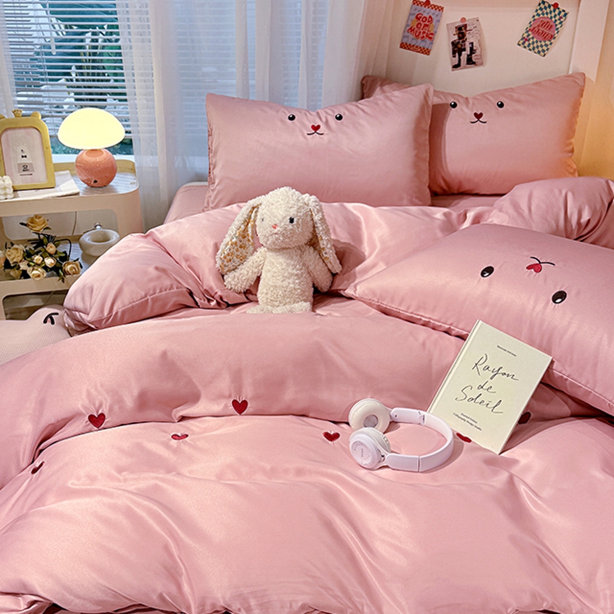 91家纺网 家纺一手货源 找家纺 色鬼布艺高端家居主号 2026春夏新款小清新元气刺绣水洗真丝四件套 爱心-豆沙