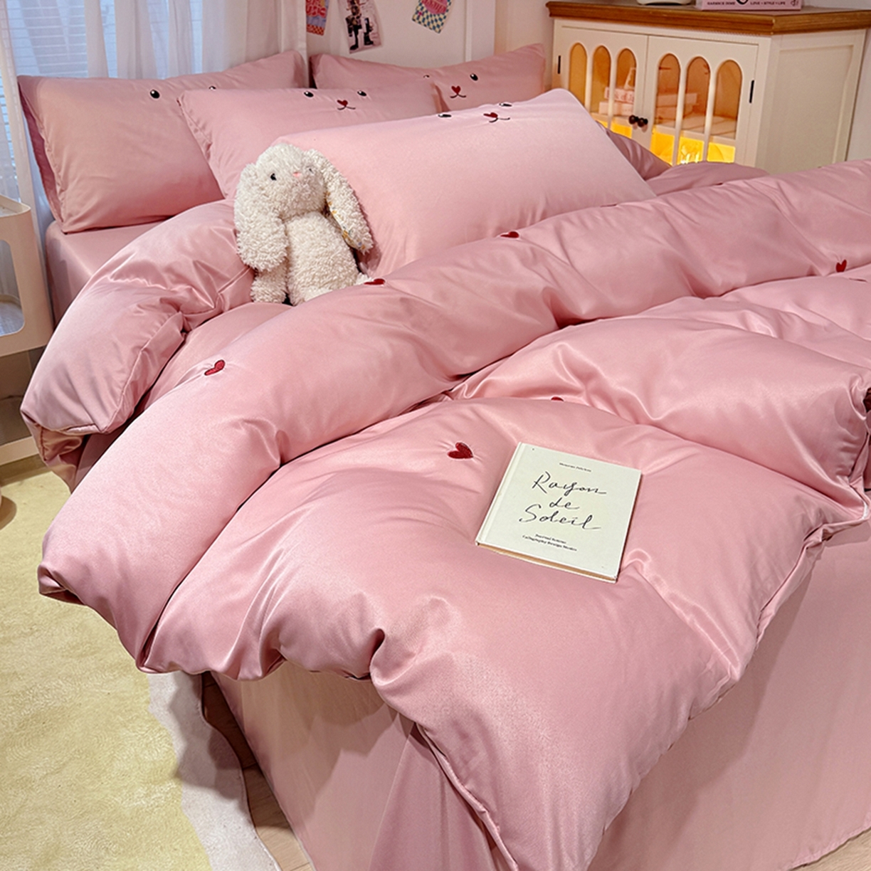 91家纺网 家纺一手货源 找家纺 色鬼布艺高端家居主号 2026春夏新款小清新元气刺绣水洗真丝四件套 爱心-豆沙