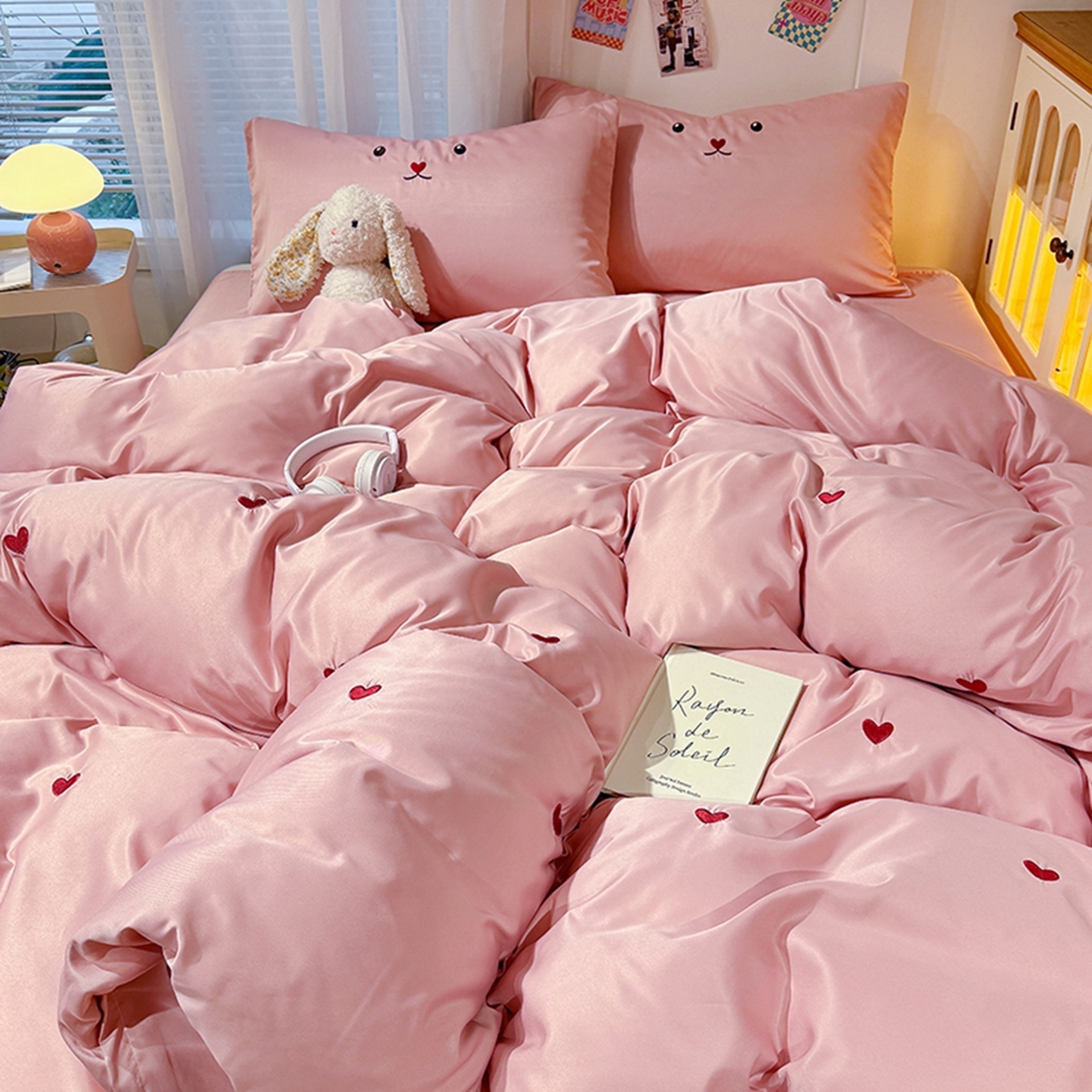 91家纺网 家纺一手货源 找家纺 色鬼布艺高端家居主号 2026春夏新款小清新元气刺绣水洗真丝四件套 爱心-豆沙