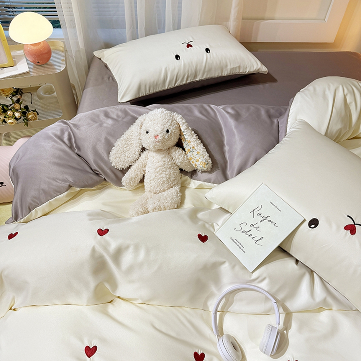 91家纺网 家纺一手货源 找家纺 色鬼布艺高端家居主号 2026春夏新款小清新元气刺绣水洗真丝四件套 爱心-白灰