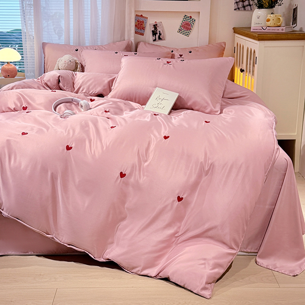 91家纺网 家纺一手货源 找家纺 色鬼布艺高端家居主号 2026春夏新款小清新元气刺绣水洗真丝四件套 爱心-豆沙