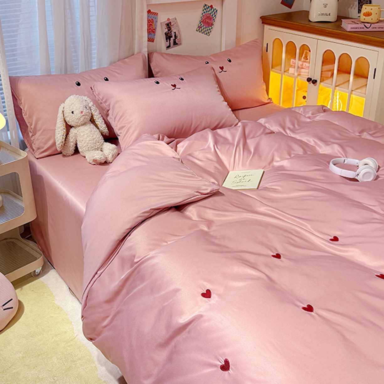 91家纺网 家纺一手货源 找家纺 色鬼布艺高端家居主号 2026春夏新款小清新元气刺绣水洗真丝四件套 爱心-豆沙