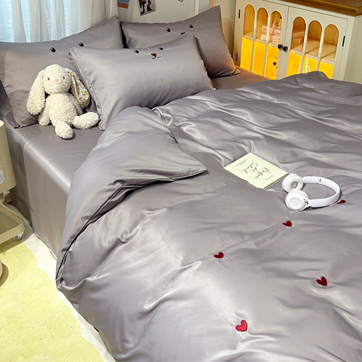 91家纺网 家纺一手货源 找家纺 色鬼布艺高端家居主号 2026春夏新款小清新元气刺绣水洗真丝四件套 爱心-灰