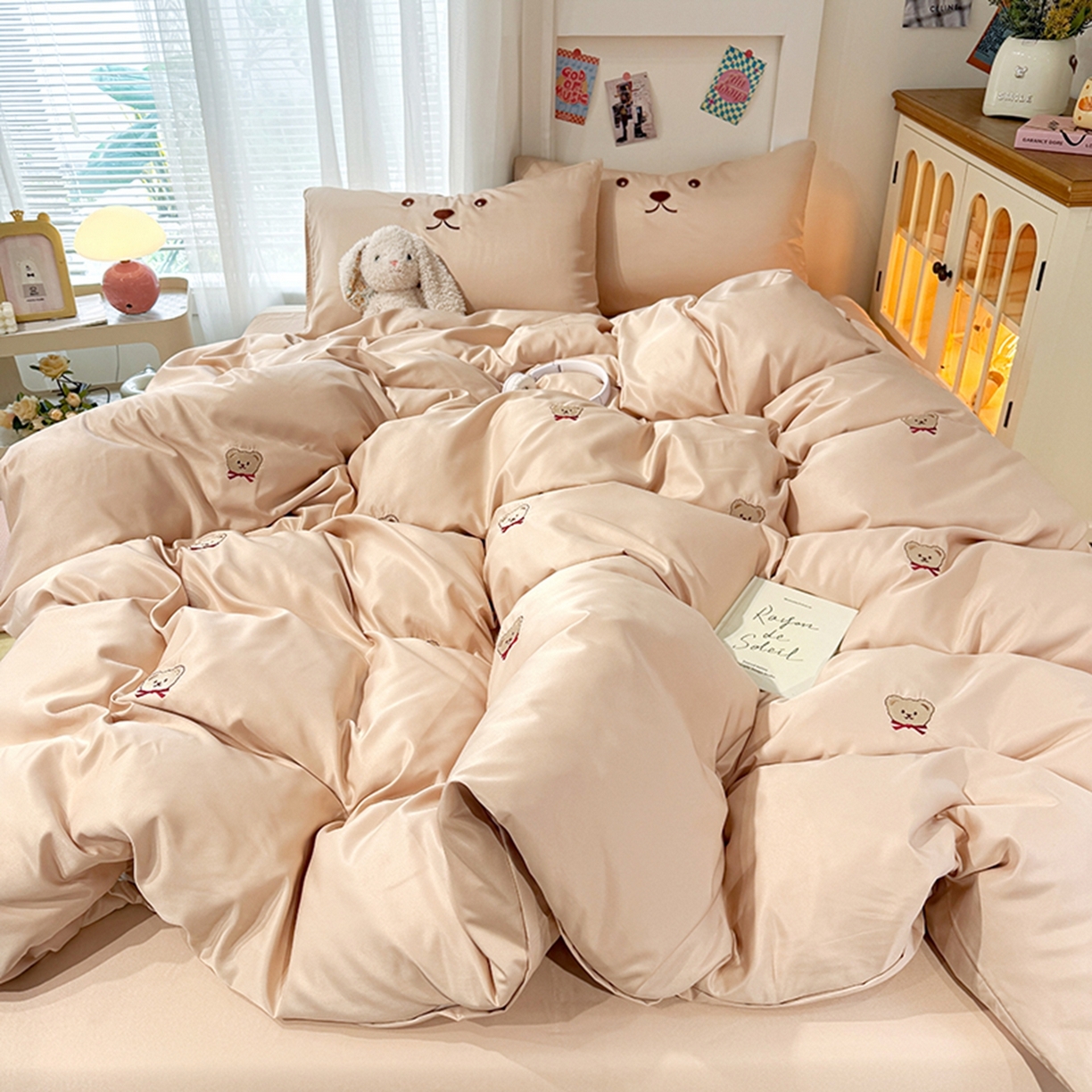 91家纺网 家纺一手货源 找家纺 色鬼布艺高端家居主号 2026春夏新款小清新元气刺绣水洗真丝四件套 小熊-奶咖