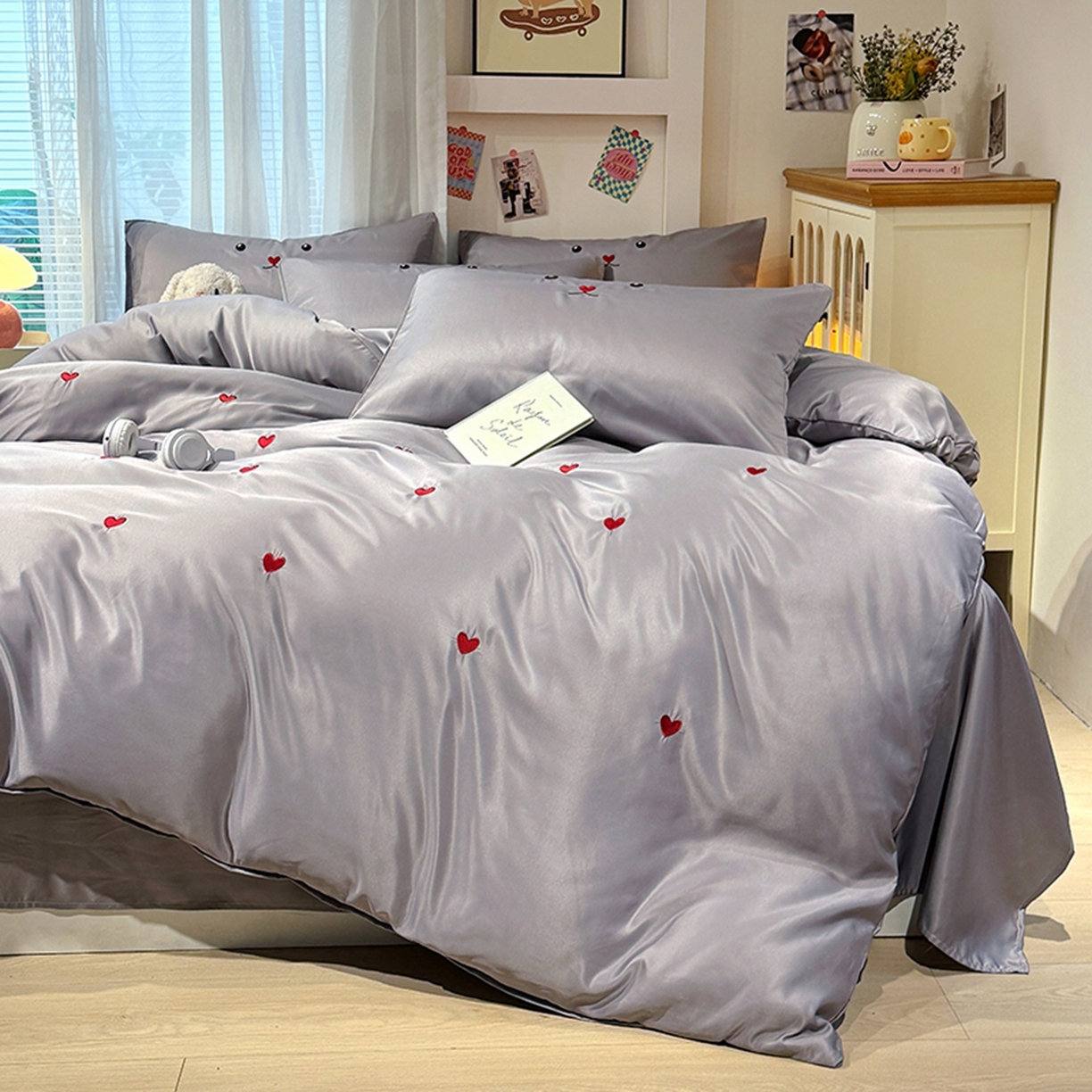 91家纺网 家纺一手货源 找家纺 色鬼布艺高端家居主号 2026春夏新款小清新元气刺绣水洗真丝四件套 爱心-灰