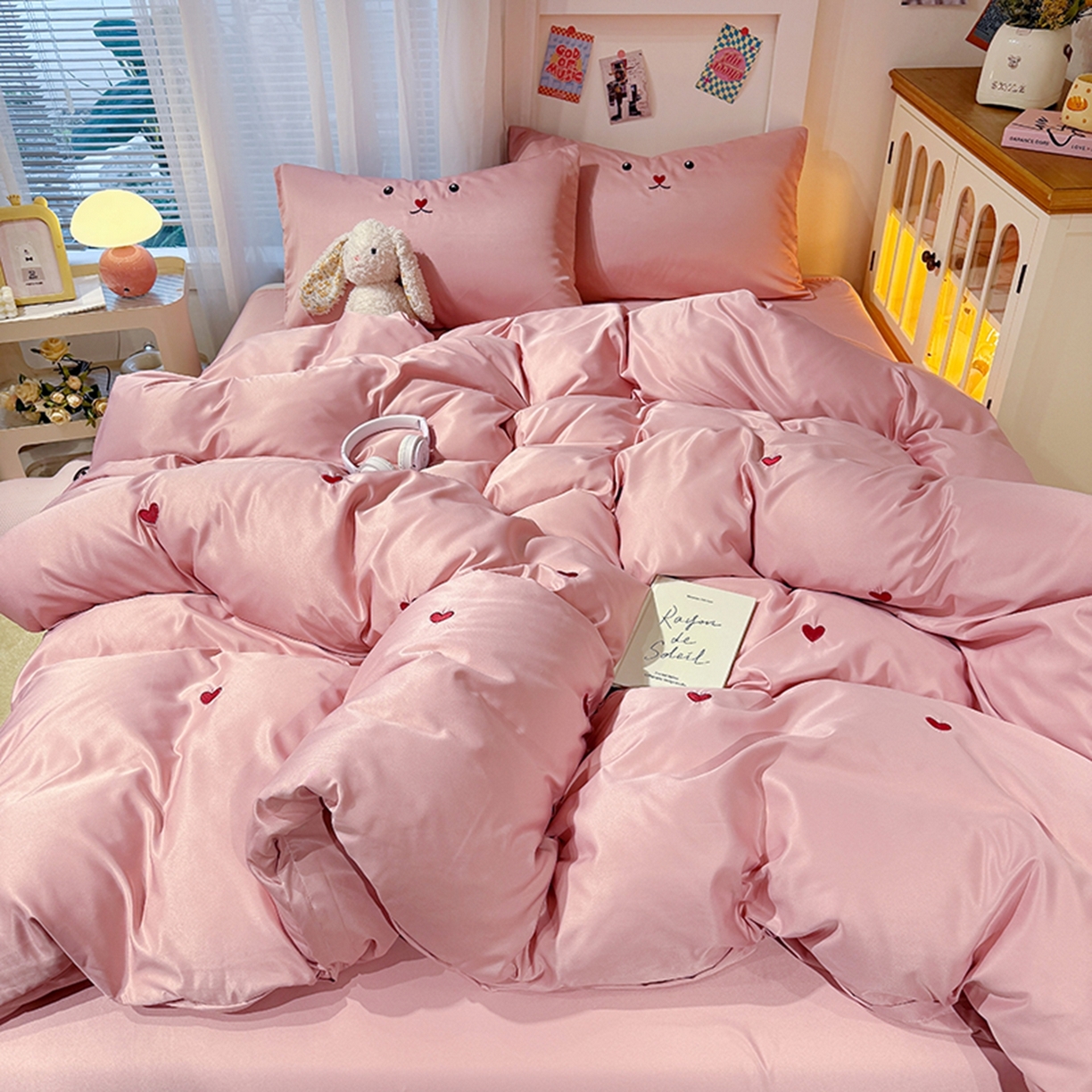 91家纺网 家纺一手货源 找家纺 色鬼布艺高端家居主号 2026春夏新款小清新元气刺绣水洗真丝四件套 爱心-豆沙