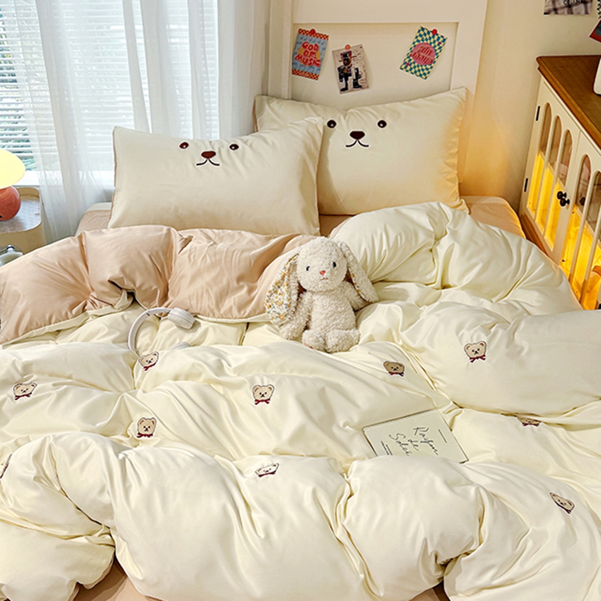 91家纺网 家纺一手货源 找家纺 色鬼布艺高端家居主号 2026春夏新款小清新元气刺绣水洗真丝四件套 小熊-白咖