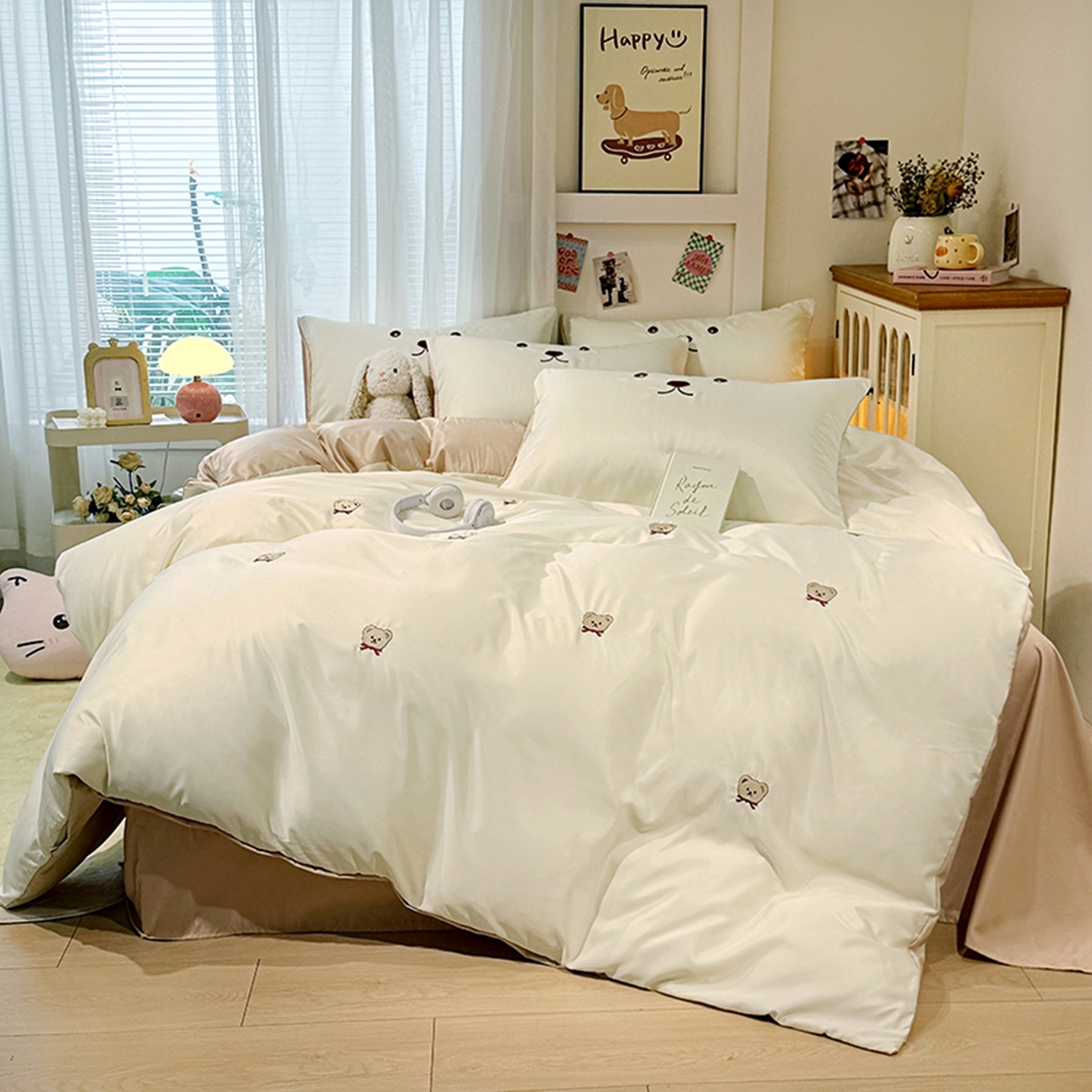 91家纺网 家纺一手货源 找家纺 色鬼布艺高端家居主号 2026春夏新款小清新元气刺绣水洗真丝四件套 小熊-白咖