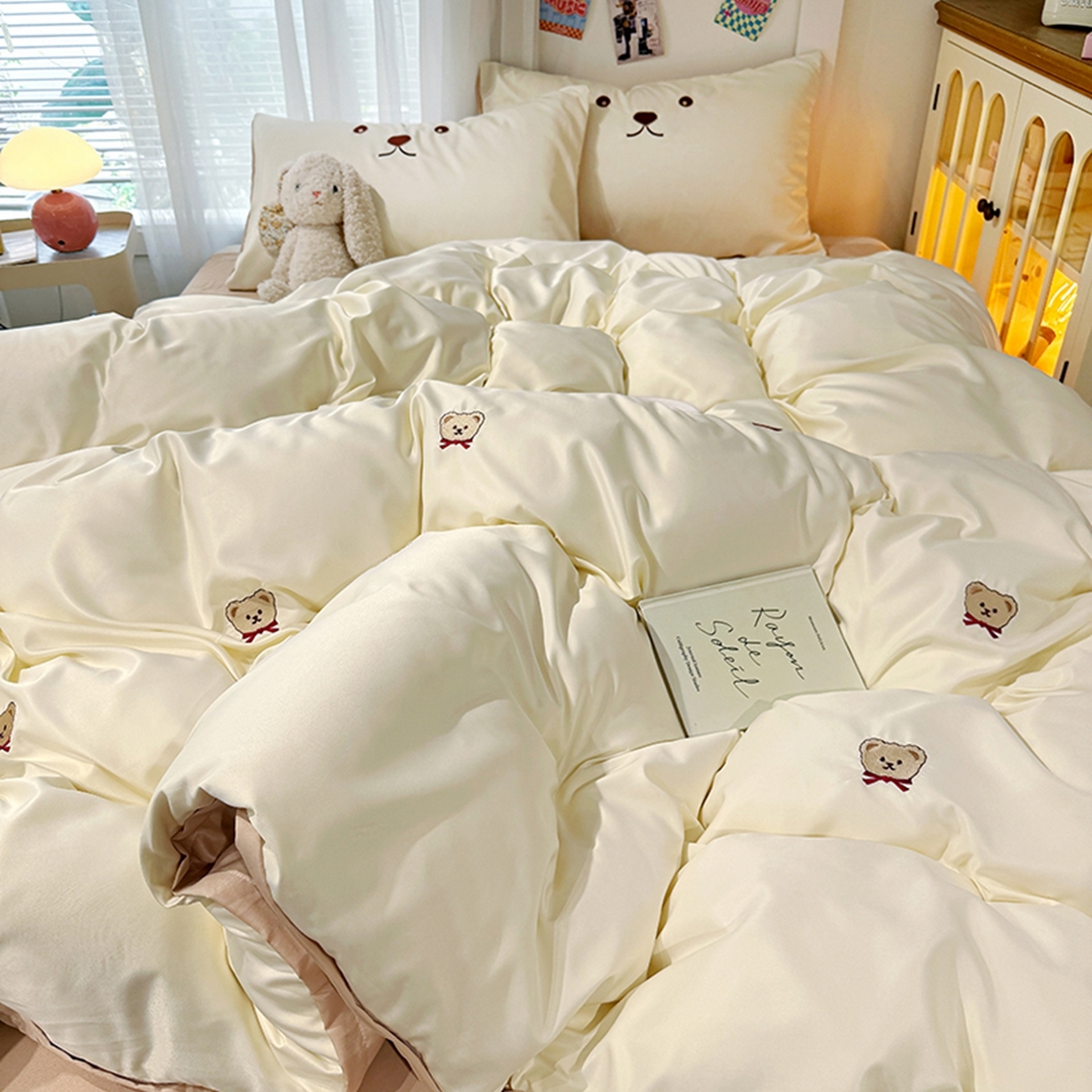 91家纺网 家纺一手货源 找家纺 色鬼布艺高端家居主号 2026春夏新款小清新元气刺绣水洗真丝四件套 小熊-白咖