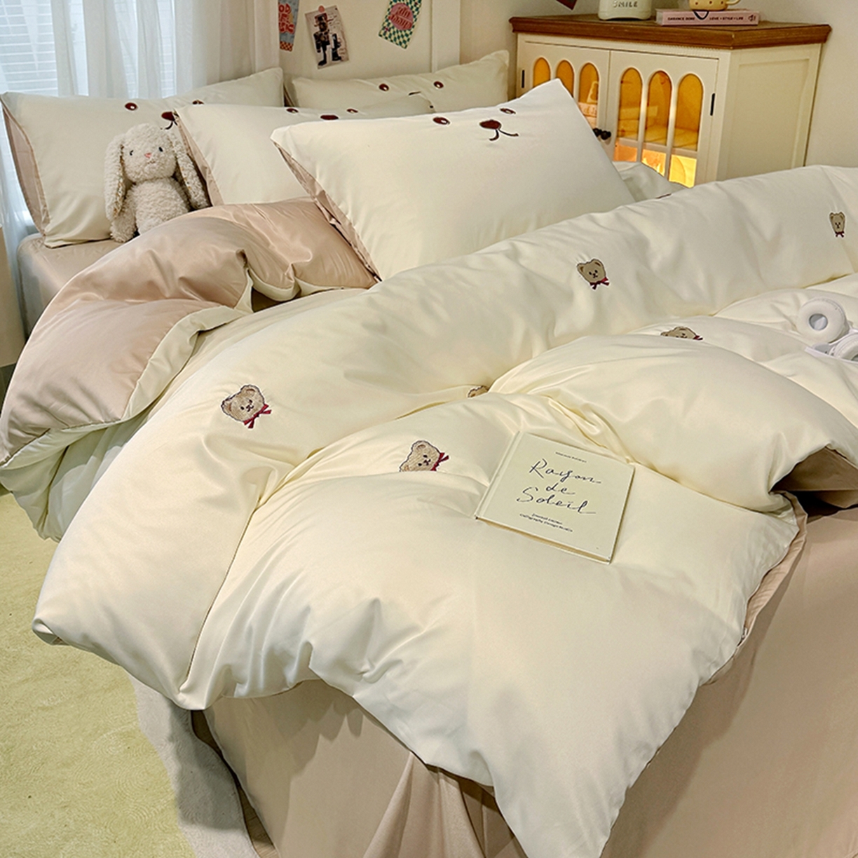 91家纺网 家纺一手货源 找家纺 色鬼布艺高端家居主号 2026春夏新款小清新元气刺绣水洗真丝四件套 小熊-白咖