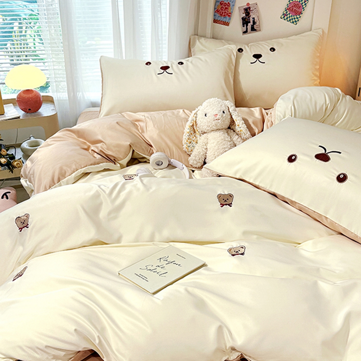 91家纺网 家纺一手货源 找家纺 色鬼布艺高端家居主号 2026春夏新款小清新元气刺绣水洗真丝四件套 小熊-白咖