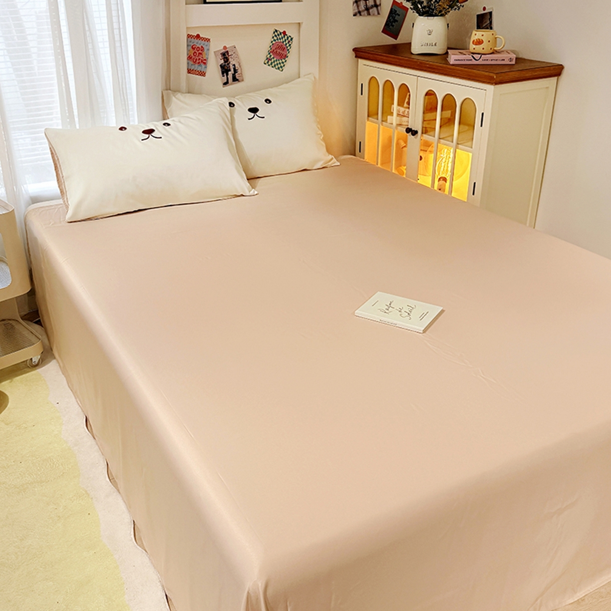 91家纺网 家纺一手货源 找家纺 色鬼布艺高端家居主号 2026春夏新款小清新元气刺绣水洗真丝四件套 小熊-白咖