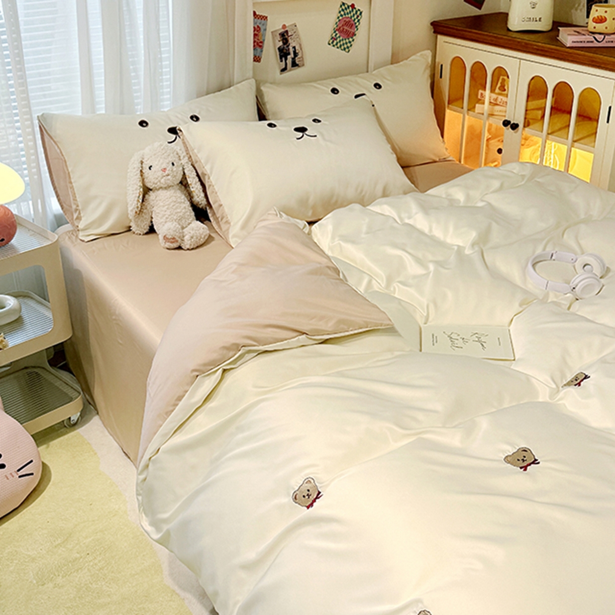 91家纺网 家纺一手货源 找家纺 色鬼布艺高端家居主号 2026春夏新款小清新元气刺绣水洗真丝四件套 小熊-白咖