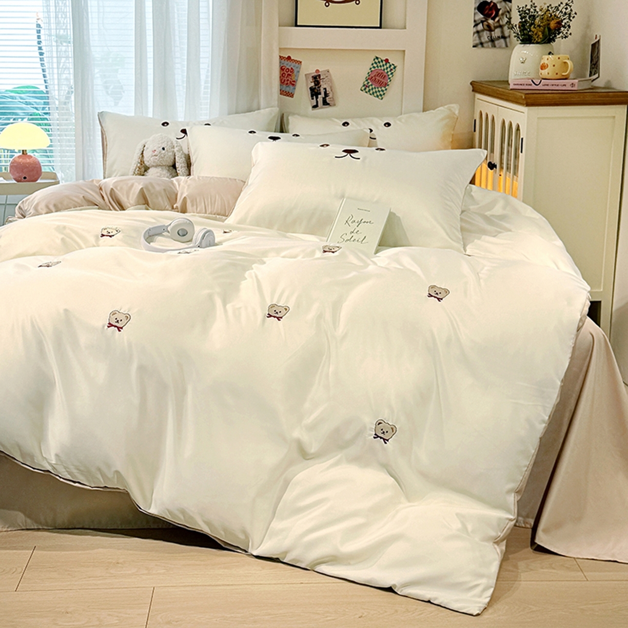 91家纺网 家纺一手货源 找家纺 色鬼布艺高端家居主号 2026春夏新款小清新元气刺绣水洗真丝四件套 小熊-白咖