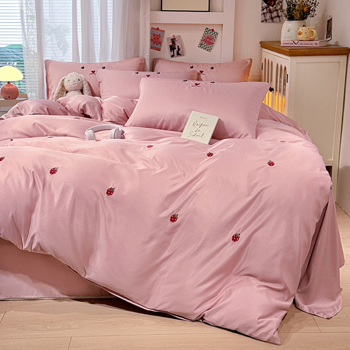 91家纺网 家纺一手货源 找家纺 色鬼布艺高端家居主号 2026春夏新款小清新元气刺绣水洗真丝四件套 草莓-豆沙