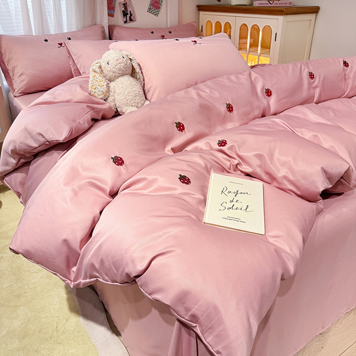 91家纺网 家纺一手货源 找家纺 色鬼布艺高端家居主号 2026春夏新款小清新元气刺绣水洗真丝四件套 草莓-豆沙