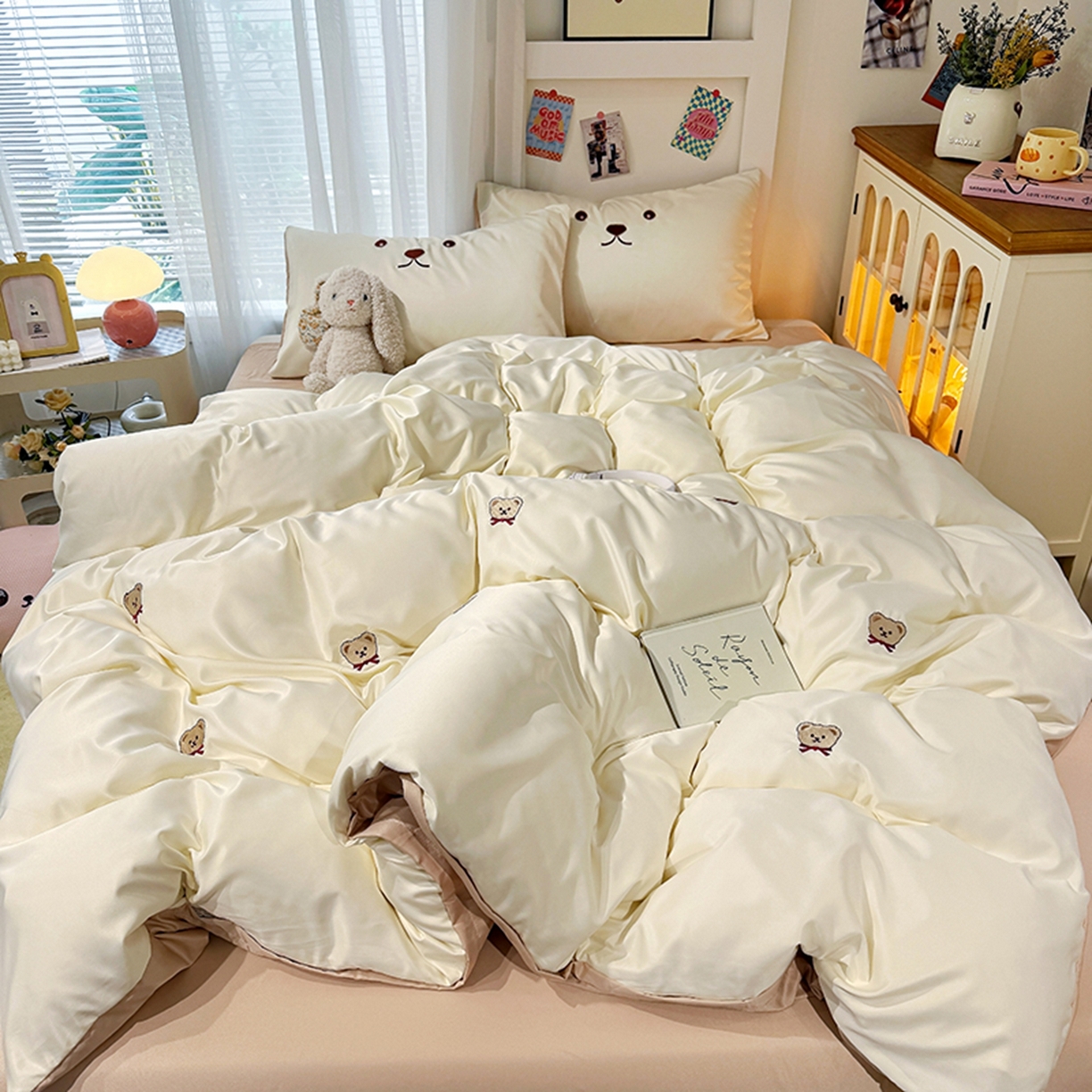 91家纺网 家纺一手货源 找家纺 色鬼布艺高端家居主号 2026春夏新款小清新元气刺绣水洗真丝四件套 小熊-白咖