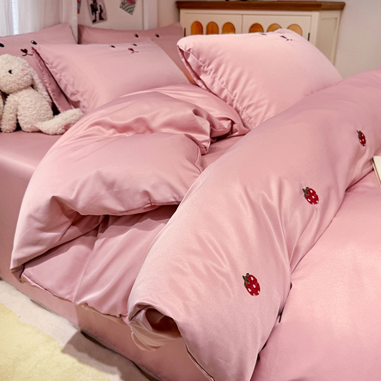 色鬼布艺高端家居主号 2026春夏新款小清新元气刺绣水洗真丝四件套 草莓-豆沙