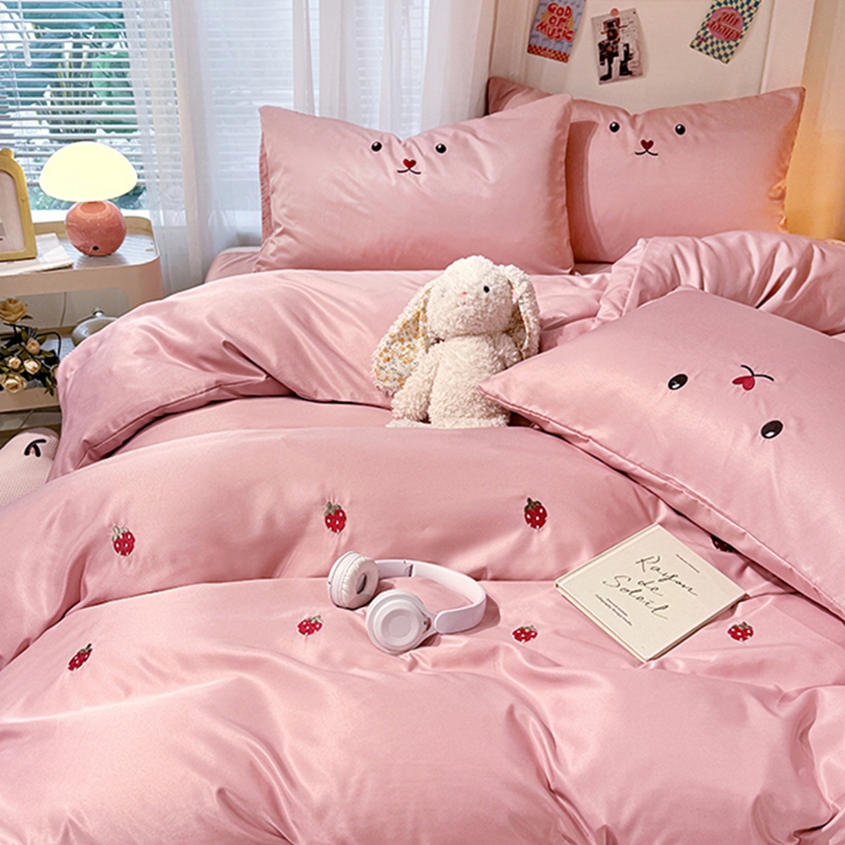 91家纺网 家纺一手货源 找家纺 色鬼布艺高端家居主号 2026春夏新款小清新元气刺绣水洗真丝四件套 草莓-豆沙