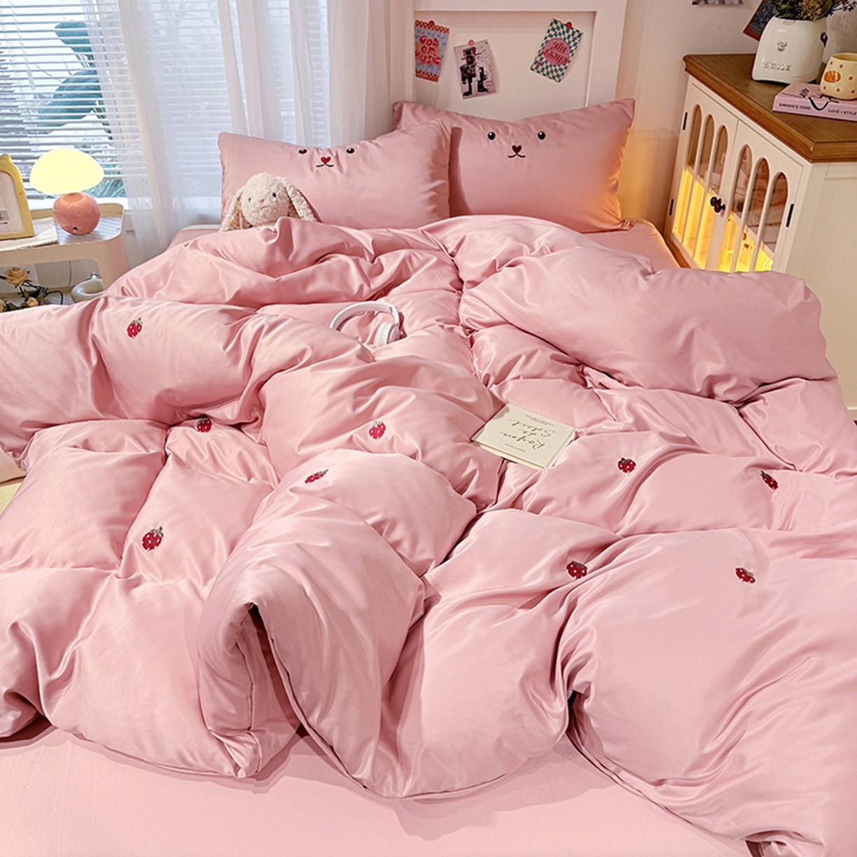 91家纺网 家纺一手货源 找家纺 色鬼布艺高端家居主号 2026春夏新款小清新元气刺绣水洗真丝四件套 草莓-豆沙