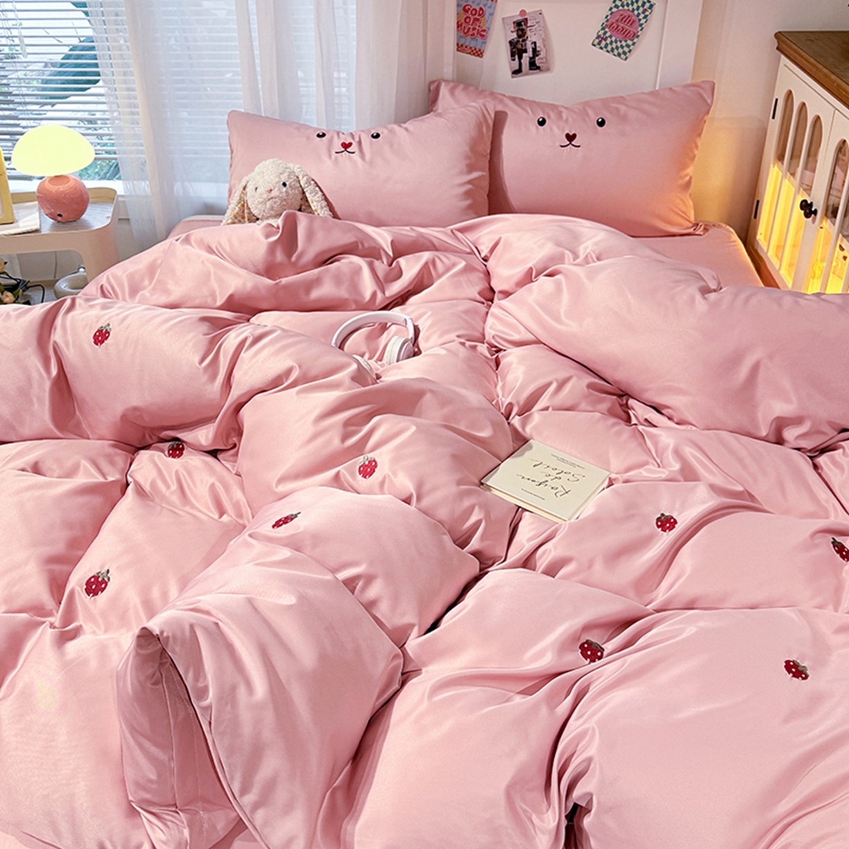 91家纺网 家纺一手货源 找家纺 色鬼布艺高端家居主号 2026春夏新款小清新元气刺绣水洗真丝四件套 草莓-豆沙