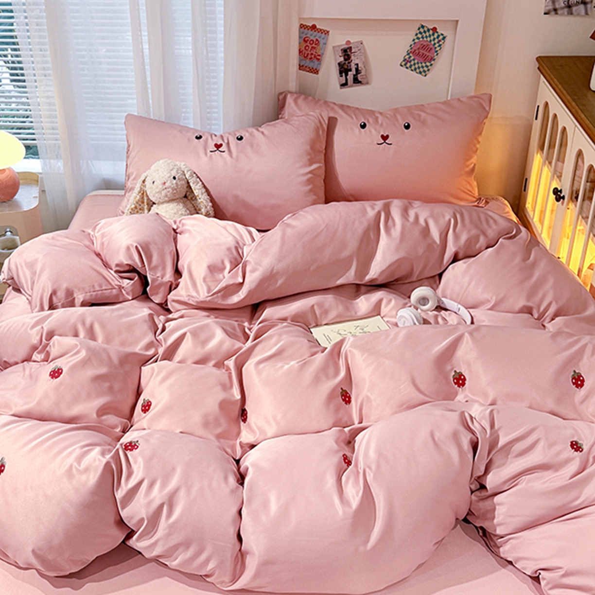 91家纺网 家纺一手货源 找家纺 色鬼布艺高端家居主号 2026春夏新款小清新元气刺绣水洗真丝四件套 草莓-豆沙