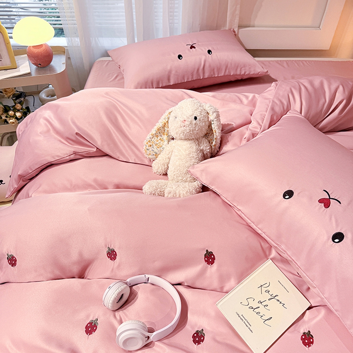 91家纺网 家纺一手货源 找家纺 色鬼布艺高端家居主号 2026春夏新款小清新元气刺绣水洗真丝四件套 草莓-豆沙