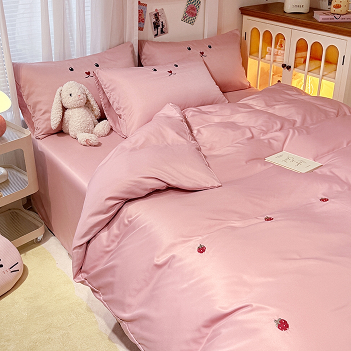 91家纺网 家纺一手货源 找家纺 色鬼布艺高端家居主号 2026春夏新款小清新元气刺绣水洗真丝四件套 草莓-豆沙