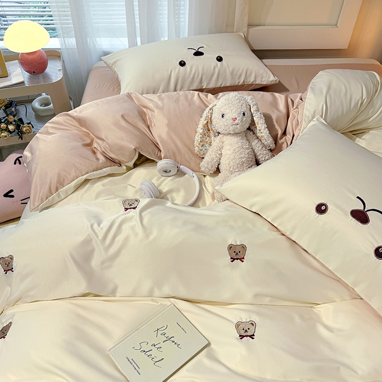 91家纺网 家纺一手货源 找家纺 色鬼布艺高端家居主号 2026春夏新款小清新元气刺绣水洗真丝四件套 小熊-白咖