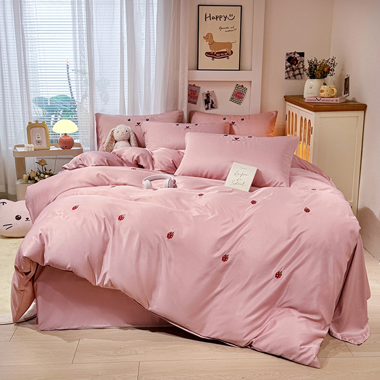 91家纺网 家纺一手货源 找家纺 色鬼布艺高端家居主号 2026春夏新款小清新元气刺绣水洗真丝四件套 草莓-豆沙