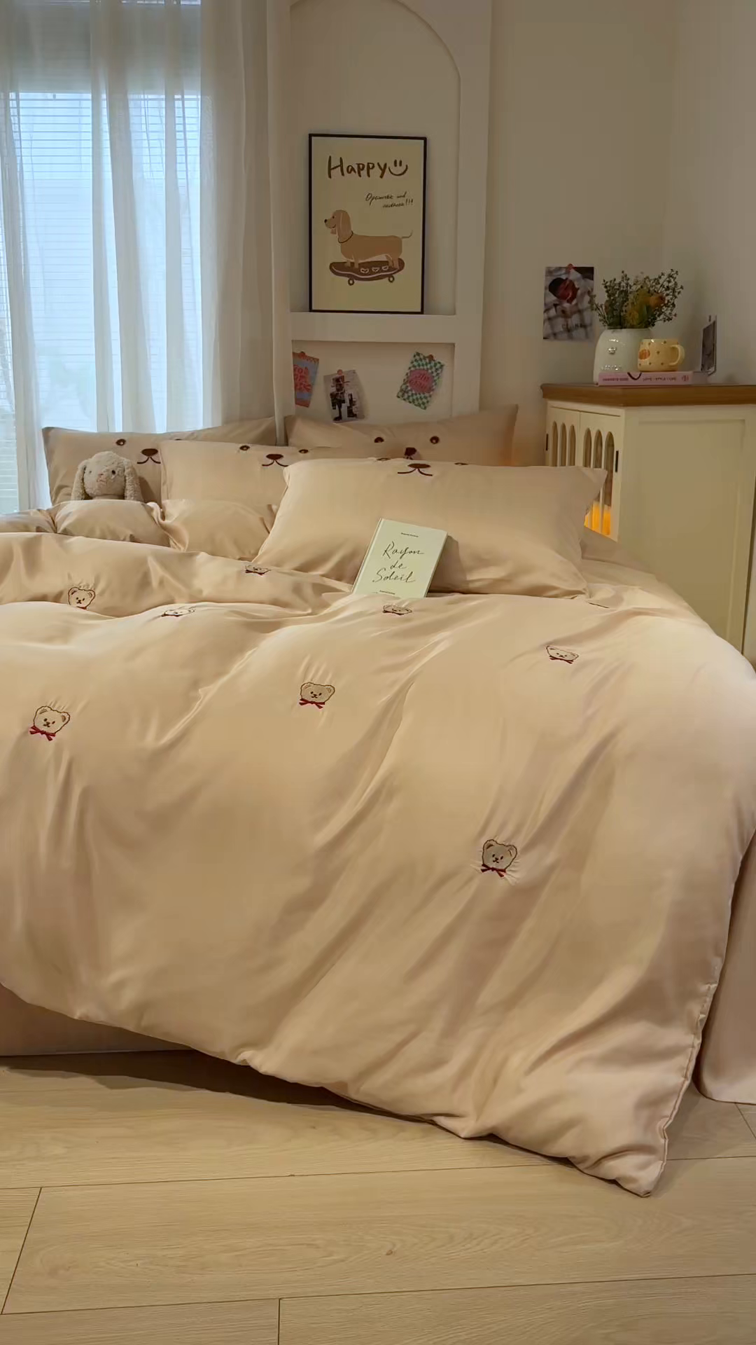 91家纺网 家纺一手货源 找家纺 色鬼布艺高端家居主号 2026春夏新款小清新元气刺绣水洗真丝四件套 小熊-奶咖