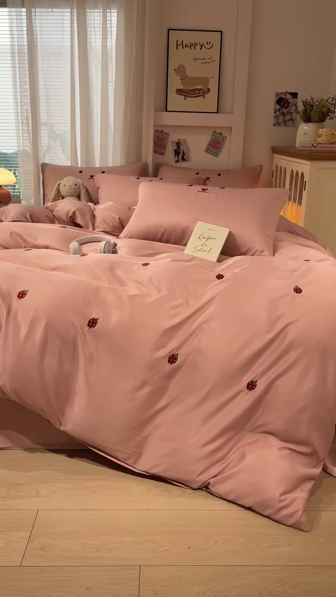 91家纺网 家纺一手货源 找家纺 色鬼布艺高端家居主号 2026春夏新款小清新元气刺绣水洗真丝四件套 草莓-豆沙