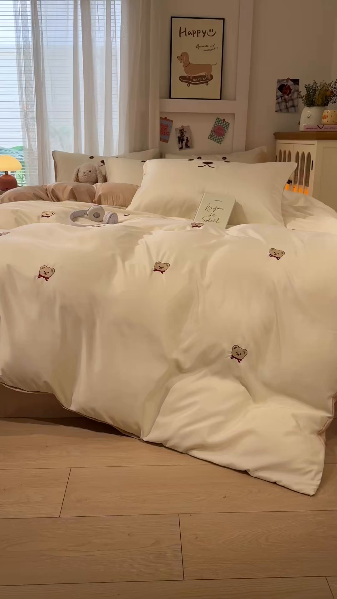 91家纺网 家纺一手货源 找家纺 色鬼布艺高端家居主号 2026春夏新款小清新元气刺绣水洗真丝四件套 小熊-白咖