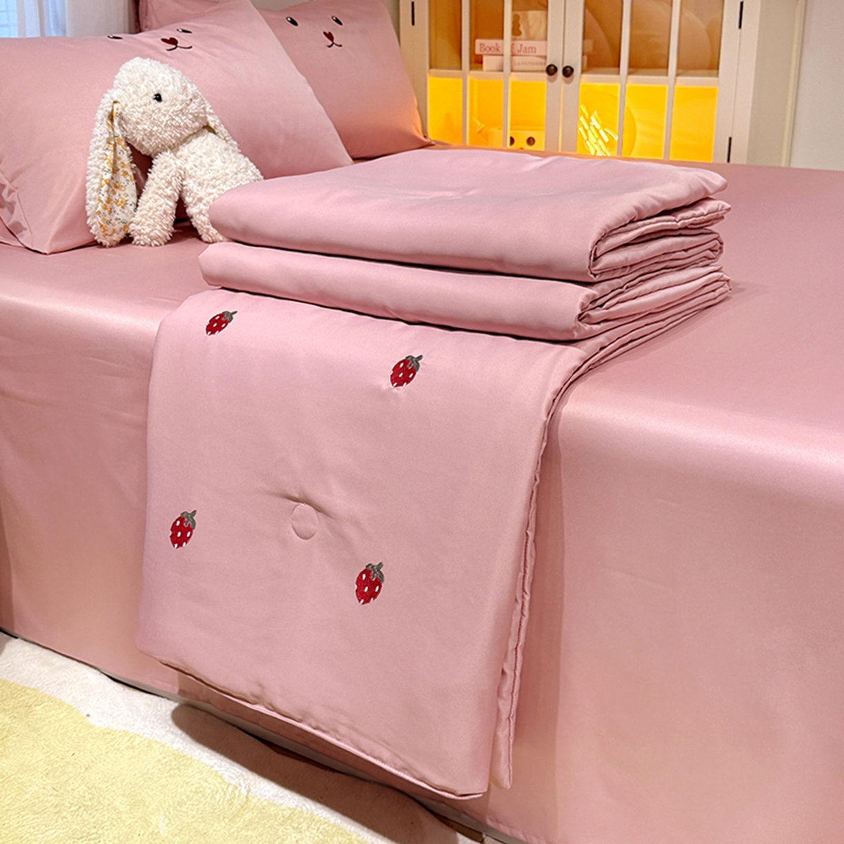 91家纺网 家纺一手货源 找家纺 色鬼布艺高端家居主号 2026春夏新款小清新元气刺绣水洗真丝夏被夏凉被空调被 草莓-豆沙