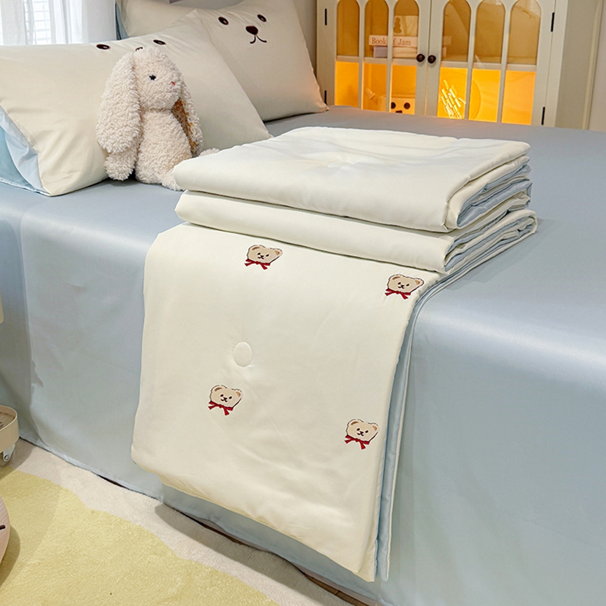 91家纺网 家纺一手货源 找家纺 色鬼布艺高端家居主号 2026春夏新款小清新元气刺绣水洗真丝夏被夏凉被空调被 小熊-白蓝