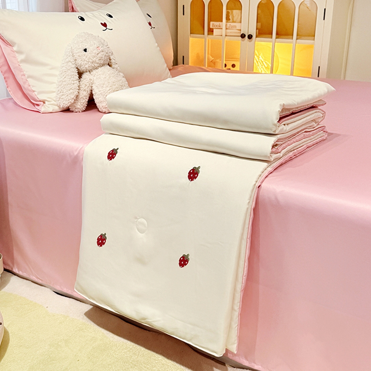 色鬼布艺高端家居主号 2026春夏新款小清新元气刺绣水洗真丝夏被夏凉被空调被 草莓-白粉