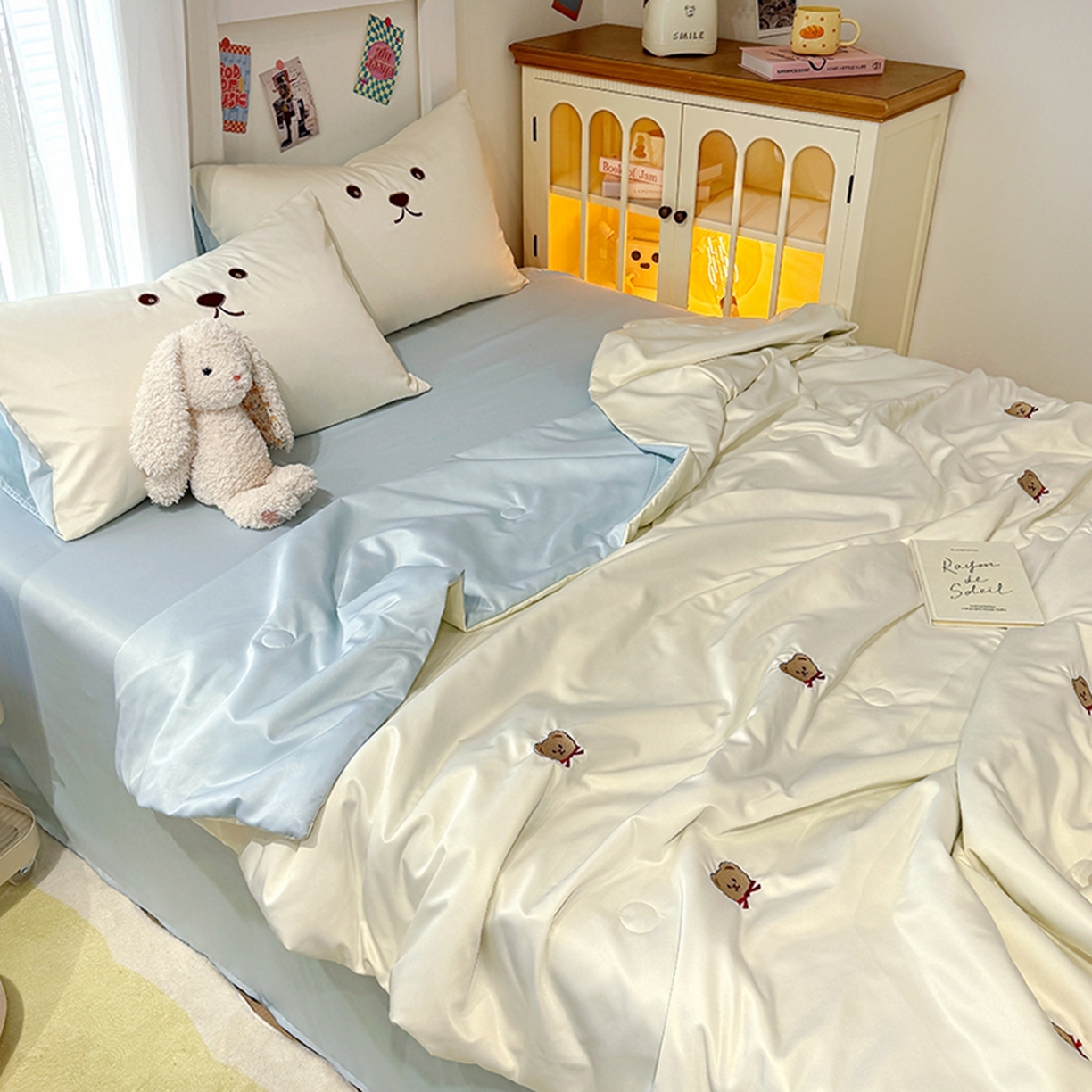 91家纺网 家纺一手货源 找家纺 色鬼布艺高端家居主号 2026春夏新款小清新元气刺绣水洗真丝夏被夏凉被空调被 小熊-白蓝