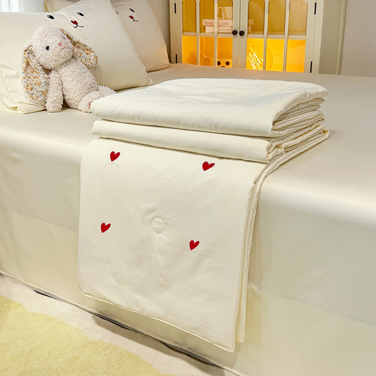 91家纺网 家纺一手货源 找家纺 色鬼布艺高端家居主号 2026春夏新款小清新元气刺绣水洗真丝夏被夏凉被空调被 爱心-奶白