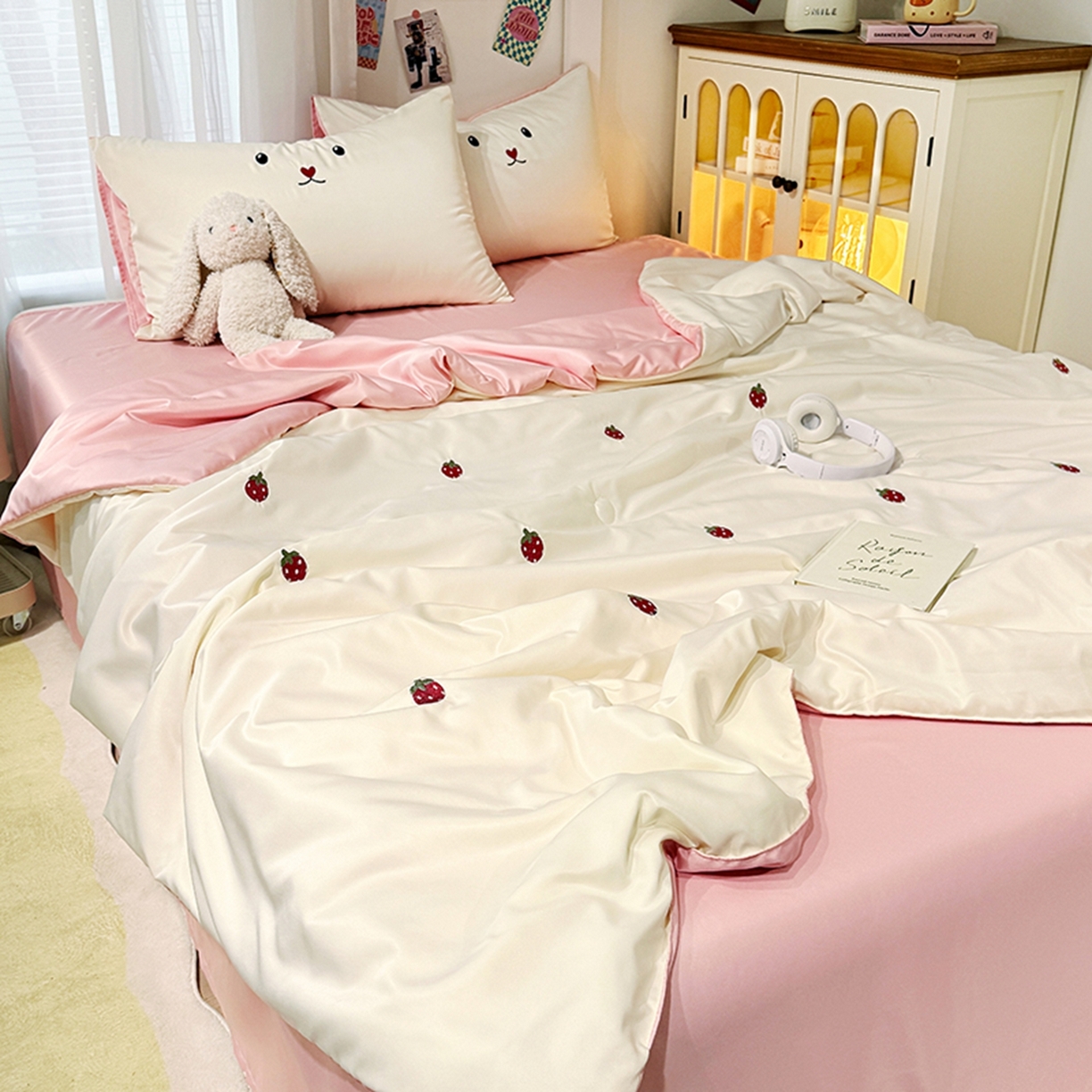 91家纺网 家纺一手货源 找家纺 色鬼布艺高端家居主号 2026春夏新款小清新元气刺绣水洗真丝夏被夏凉被空调被 草莓-白粉