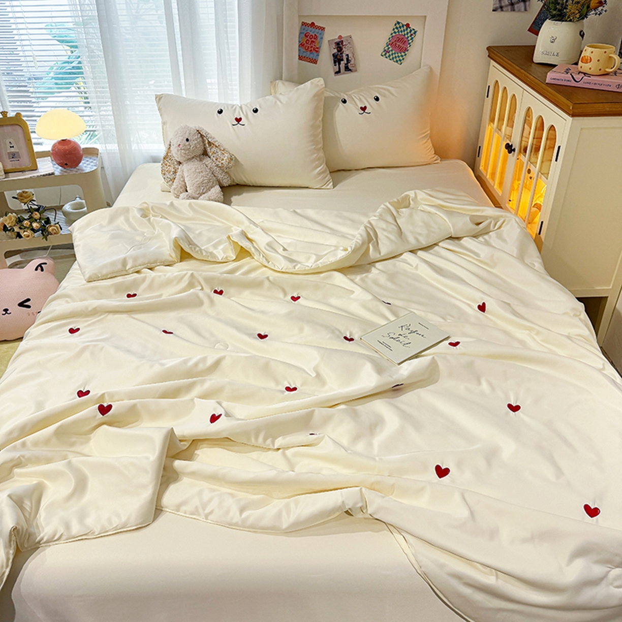 91家纺网 家纺一手货源 找家纺 色鬼布艺高端家居主号 2026春夏新款小清新元气刺绣水洗真丝夏被夏凉被空调被 爱心-奶白