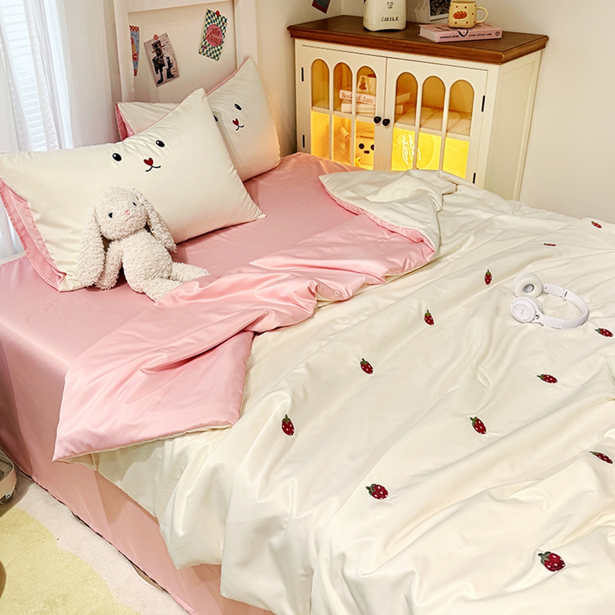 91家纺网 家纺一手货源 找家纺 色鬼布艺高端家居主号 2026春夏新款小清新元气刺绣水洗真丝夏被夏凉被空调被 草莓-白粉