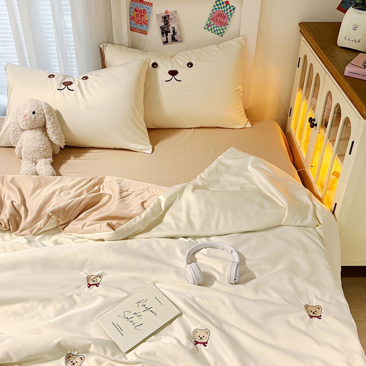 91家纺网 家纺一手货源 找家纺 色鬼布艺高端家居主号 2026春夏新款小清新元气刺绣水洗真丝夏被夏凉被空调被 小熊-白咖