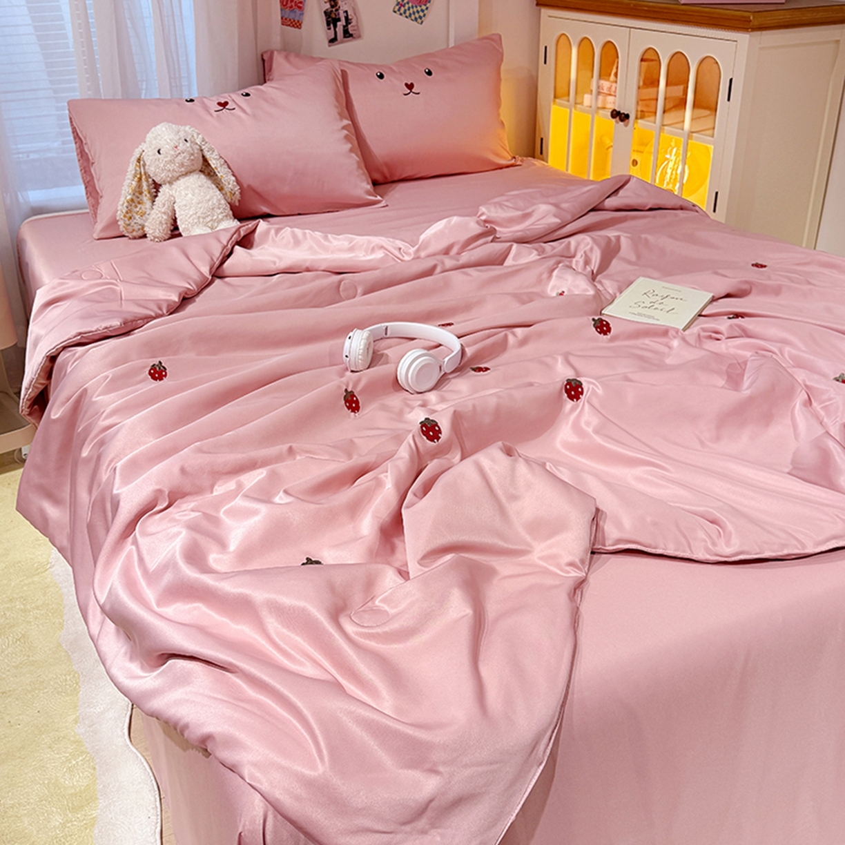 91家纺网 家纺一手货源 找家纺 色鬼布艺高端家居主号 2026春夏新款小清新元气刺绣水洗真丝夏被夏凉被空调被 草莓-豆沙