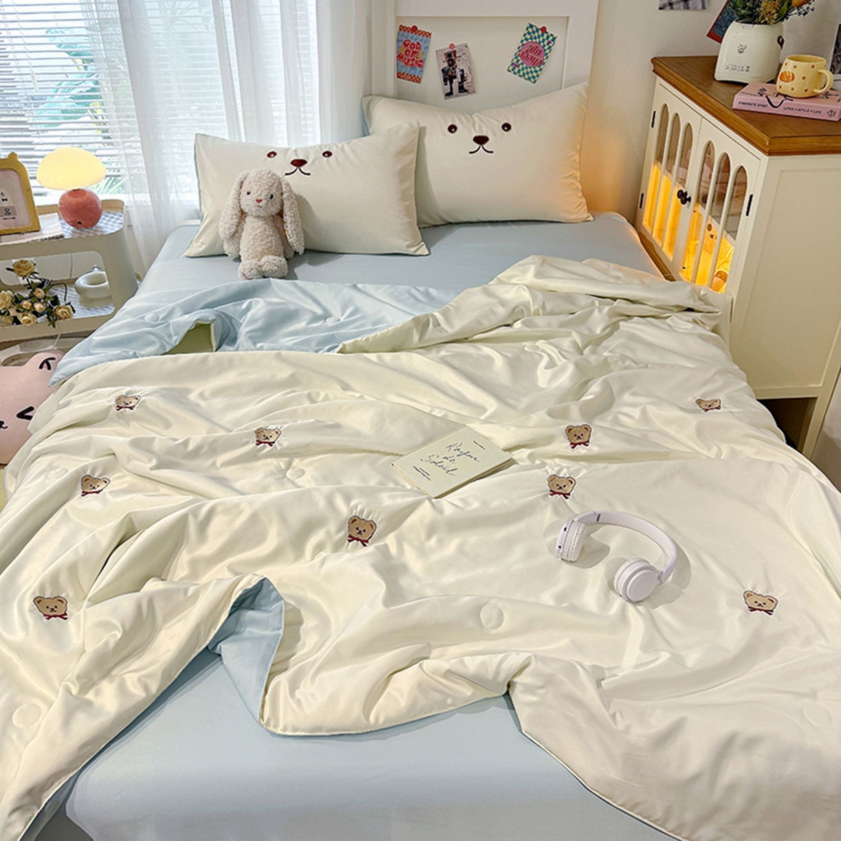 91家纺网 家纺一手货源 找家纺 色鬼布艺高端家居主号 2026春夏新款小清新元气刺绣水洗真丝夏被夏凉被空调被 小熊-白蓝