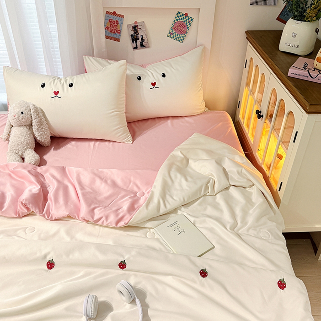 91家纺网 家纺一手货源 找家纺 色鬼布艺高端家居主号 2026春夏新款小清新元气刺绣水洗真丝夏被夏凉被空调被 草莓-白粉