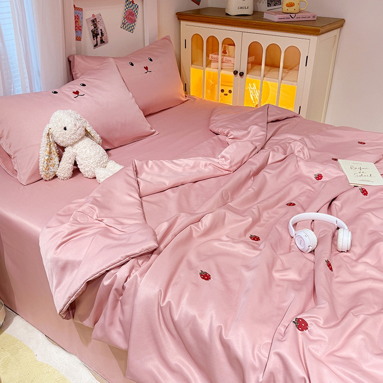 91家纺网 家纺一手货源 找家纺 色鬼布艺高端家居主号 2026春夏新款小清新元气刺绣水洗真丝夏被夏凉被空调被 草莓-豆沙